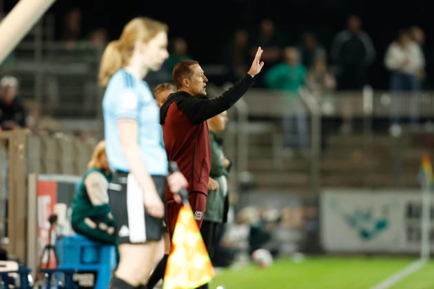Soccer I Women s I 2026–2027 Season I Bundesliga I Bayer 04 Leverkusen vs. Werder Bremen I October 2, 2026 Roberto Pätzold, coach of Bayer 04 Leverkusen, gives instructions to his team at the Ulrich Haberland Stadium in Leverkusen, North Rhine-Westphalia, Germany Copyright: xLobeca CedricxSiefkerx