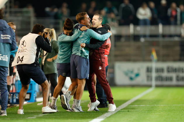 Soccer I Women s I 2026–2027 Season I Bundesliga I Bayer 04 Leverkusen vs. Werder Bremen I October 2, 2026 Roberto Pätzold, Coach, Bayer 04 Leverkusen Celebrates with the Entire Team After the Victory Emotions Leverkusen Ulrich Haberland Stadium North Rhine-Westphalia Germany Copyright: xLobeca CedricxSiefkerx