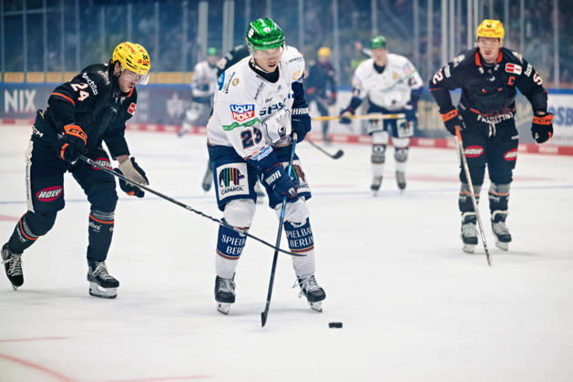 Philipp Bidoul, Loewen Frankfurt, 24; Rihards Griva, Eisbären Berlin, 23 (GER); Loewen Frankfurt vs. Eisbären Berlin, ice hockey, PENNY DEL, Matchday 5, 2026–2027 season, October 2, 2026 GER, Loewen Frankfurt vs. Eisbaeren Berlin, Ice Hockey, PENNY DEL, Matchday 5, 2026–2027 Season, October 2, 2026 Frankfurt am Main Copyright: xEibner-Pressefoto AttilaxZigax EP_AZA