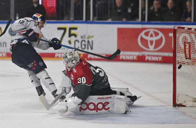 0210 2026, xophax, KEC, ice hockey, Haie Lanxess Arena: Kölner Haie vs. EHC Red Bull Munich; goal for Munich; goal scorer Brady Ferguson (left, Munich) and goalie Janne Juvonen Keck (right, Cologne)