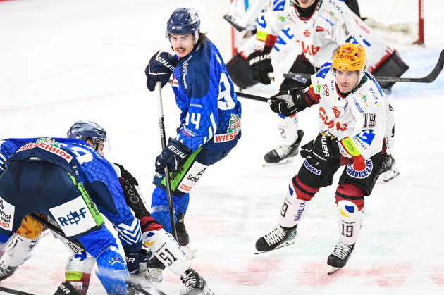 Straubing Tigers vs. Pinguins Bremerhaven, Ice Hockey, German Ice Hockey League, Penny DEL, Matchday 5, 2026–2027 Season, October 2, 2026: Jamieson Rees of the Straubing Tigers faces off against C. J. H. Smith of the Pinguins Bremerhaven, Men’s Ice Hockey, German Ice Hockey League, Penny DEL, Matchday 5, 2026–2027 Season on October 2, 2026, at the Eisstadion am Pulverturm, Straubing Tigers (blue) vs. Pinguins Bremerhaven (white)