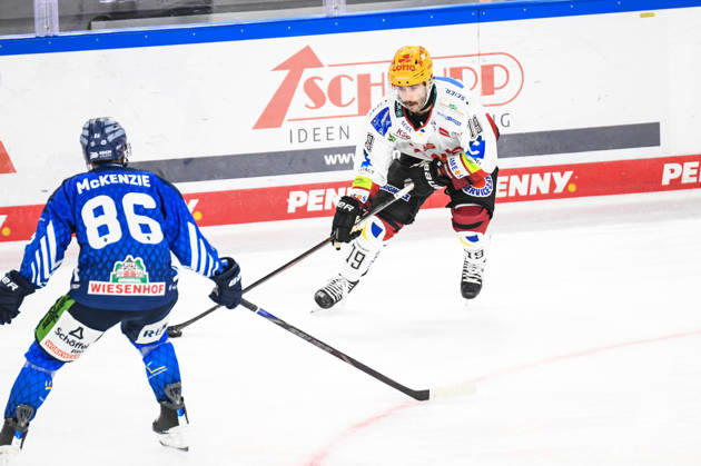 Straubing Tigers vs. Pinguins Bremerhaven, Ice Hockey, German Ice Hockey League, Penny DEL, Matchday 5, 2026–2027 Season, October 2, 2026: Skyler McKenzie of the Straubing Tigers watches C. J. Smith of the Pinguins Bremerhaven, Men’s Ice Hockey, German Ice Hockey League, Penny DEL, Matchday 5, 2026–2027 Season on October 2, 2026, at the Eisstadion am Pulverturm, Straubing Tigers (blue) vs. Pinguins Bremerhaven (white)