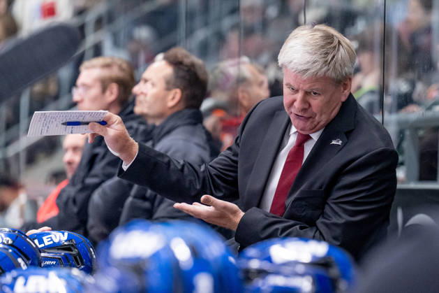 Bill Peters, head coach of the Augsburger Panther, speaking in German; Augsburger Panther vs. Grizzlys Wolfsburg, ice hockey, DEL, 2026–2027 season, Matchday 4, October 2, 2026; Photo: HMB Media, Heike Feiner Copyright: HMBxMedia HeikexFeiner