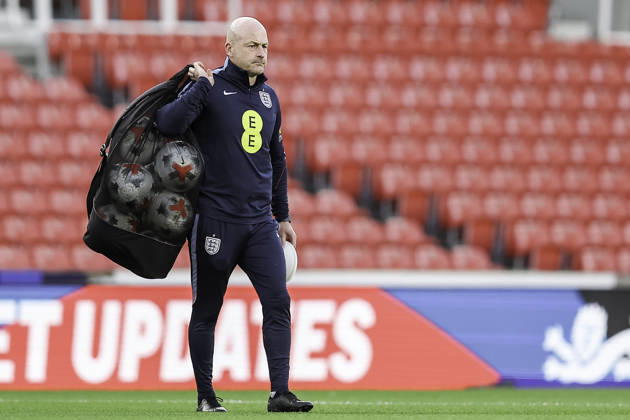 England v Slovakia - UEFA U21, U 21 EURO 2027 Qualifier Lee Carsley, manager of England U21s, carries the balls out ready for warm-up during the UEFA Under 21 Championship Qualifiers Group D match between England Under 21s and Slovakia at the bet365 Stadium in Stoke-on-Trent, on October 2, 2026. Stoke-on-Trent Staffordshire United Kingdom Copyright: xMIxNewsx originalFilename:fletcher-englandu261002_npEBW