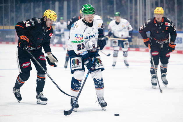 Philipp Bidoul, Loewen Frankfurt, 24; Rihards Griva, Eisbären Berlin, 23 (GER); Loewen Frankfurt vs. Eisbären Berlin, ice hockey, PENNY DEL, Matchday 5, 2026–2027 season, October 2, 2026 GER, Loewen Frankfurt vs. Eisbaeren Berlin, Ice Hockey, PENNY DEL, Matchday 5, 2026–2027 Season, October 2, 2026 Frankfurt am Main Copyright: xEibner-Pressefoto AttilaxZigax EP_AZA