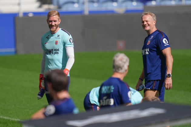 Soccer, Nations League Portugal vs. Norway, Nations League Porto, Portugal 20261003 Norway’s goalkeeper Egil Selvik and goalkeeper coach Frode Grodas during training at Estádio do Dragão on the day of the match against Portugal. Photo: Lise Aserud, NTB, Porto, Portugal. EDITORIAL USE ONLY. RESTRICTED USE FOR BETTING COMPANIES Copyright: xLisexAserudxx xNTBx