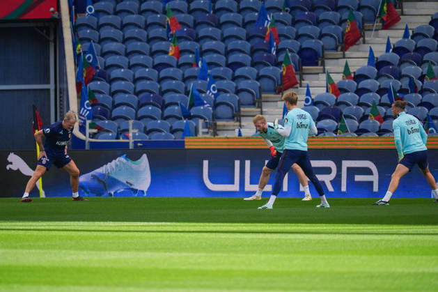 Soccer, Nations League Portugal-Norway, Nations League Porto, Portugal 20261003 Norway s goalkeeper coach Frode Grodas with goalkeepers Egil Selvik, Sander Tangvik, and Orjan Haskjold Nyland during training at Estádio do Dragão on the day of the match against Portugal. Photo: Lise Aserud, NTB, Porto, Portugal. EDITORIAL USE ONLY. RESTRICTED USE FOR BETTING COMPANIES. Copyright: xLisexAserudxx xNTBx