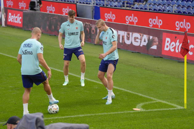 Soccer, Nations League Portugal vs. Norway, Nations League Porto, Portugal 20261003 Norway s Leo Skiri Ostigard, Jorgen Strand Larsen, and Erling Braut Haaland during training at Estádio do Dragão on the day of the match against Portugal. Photo: Lise Aserud, NTB, Porto, Portugal. EDITORIAL USE ONLY. RESTRICTED USE FOR BETTING COMPANIES. Copyright: xLisexAserudxx xNTBx