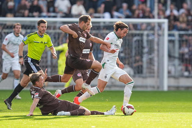 October 3, 2026, xydrx, Men s, Soccer, Friendly Match, FC St. Pauli vs. Borussia Mönchengladbach, 2026–2027 Season, Millerntor Stadium: David Nemeth (FC St. Pauli), No. 4, and Lars Ritzka (FC St. Pauli), No. 21, in a tackle against Joe Scally (Borussia Mönchengladbach), No. 29. DFB regulations prohibit any use of photographs as image sequences and or quasi-video. Copyright: HMBxMedia YannisxDreimann