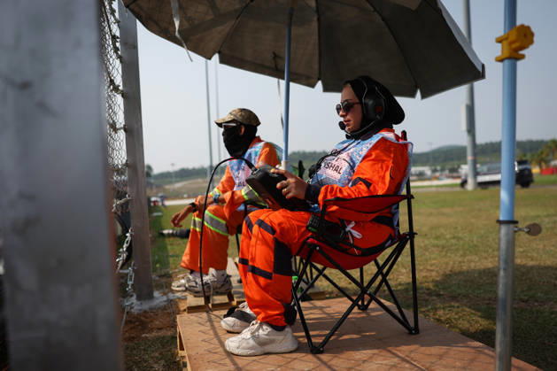 F1 - BAHRAIN GRAND PRIX IN MALAYSIA 2026 marshall, commissaire de piste, marshal, marshalls, marshals during the 2026 Formula 1 Bahrain Grand Prix in Malaysia, 16th round of the 2026 Formula One World Championship, WM, Weltmeisterschaft from October 2 to 4, 2026 on the Sepang International Circuit, in Sepang, Malaysia - SepangMalaysia  Copyright: xANTONINxVINCENTx