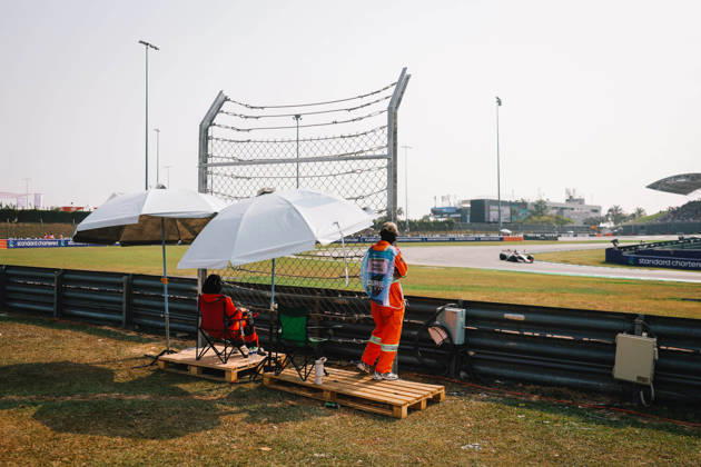 F1 - BAHRAIN GRAND PRIX IN MALAYSIA 2026 marshall, commissaire de piste, marshal, marshalls, marshals during the 2026 Formula 1 Bahrain Grand Prix in Malaysia, 16th round of the 2026 Formula One World Championship, WM, Weltmeisterschaft from October 2 to 4, 2026 on the Sepang International Circuit, in Sepang, Malaysia - SepangMalaysia  Copyright: xANTONINxVINCENTx