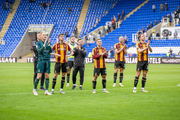 Reading v Bradford City, EFL Sky Bet League 1 Bradford players applaud the fans after the EFL Sky Bet League 1 match between Reading and Bradford City at the Select Car Leasing Stadium, Reading, UK on 3 October 2026 Reading Select Car Leasing Stadium Berkshire UK Editorial use only DataCo restrictions apply See www.football-dataco.com , Copyright: xStevexBaileyx PSI-24965-0101