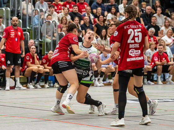 Lara Daeuble (Frisch Auf Women), 95, in a one-on-one with Lisa Wieder (SG Nürtingen Zizishausen), 07; SG Nürtingen Zizishausen vs. Frisch Auf Göppingen, Handball, DHB Cup, 2026–2027 season, October 3, 2026, SG Nürtingen Zizishausen vs. Frisch Auf Göppingen, Handball, DHB Cup, 2026–2027 season, October 3, 2026, Nürtingen Copyright: xMichaelxSchmidt Eibner-Pressefotx EP_MST