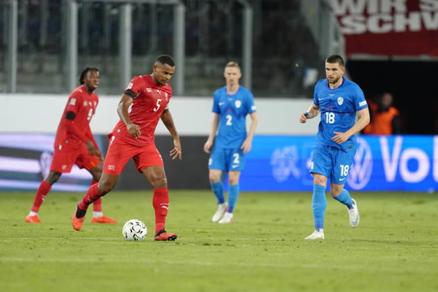 Luzern, Switzerland - October 03: Manuel Akanji (5 SUI) against Zan Vipotnik (18 SLO) during the UEFA Nations League match between Switzerland and Slovenia at thermoplan arena on October 03, 2026 in Luzern, Switzerland. Copyright: xKjetilxWaberx xSPPx Sportspressphoto_SPR244780