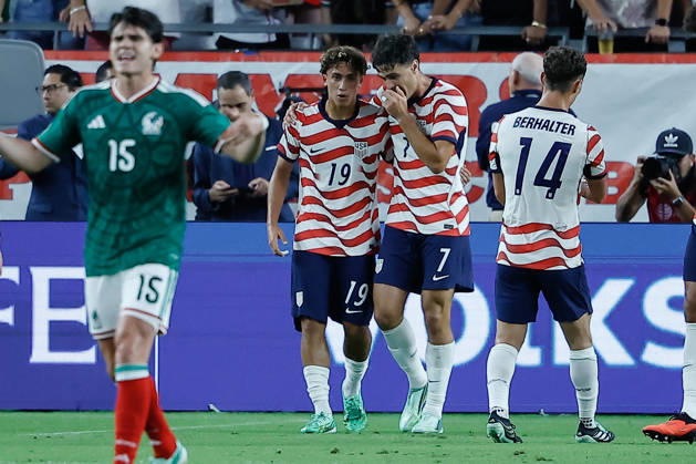 GLENDALE, AZ - OCTOBER 03: United States of America forward Julian Hallt (19) talks to United States of America midfielder Giovanni Reyna (7) after scoring a goal during the International Friendly, Länderspiel, Nationalmannschaft soccer match between Mexico and the United States of America on October 3, 2026 at State Farm Stadium in Glendale, Arizona. (Photo by Kevin Abele Icon Sportswire) SOCCER: OCT 03 USA vs Mexico EDITORIAL USE ONLY Icon261003001