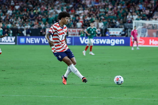 GLENDALE, AZ - OCTOBER 03: United States of America defender Chris Richards (3) passes the ball during the International Friendly, Länderspiel, Nationalmannschaft soccer match between Mexico and the United States of America on October 3, 2026 at State Farm Stadium in Glendale, Arizona. (Photo by Kevin Abele Icon Sportswire) SOCCER: OCT 03 USA vs Mexico EDITORIAL USE ONLY Icon261003002