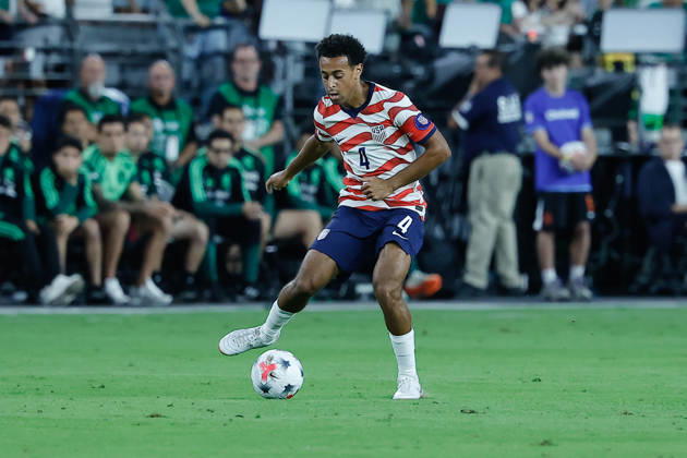 GLENDALE, AZ - OCTOBER 03: United States of America midfielder Tyler Adams (4) controls the ball during the International Friendly, Länderspiel, Nationalmannschaft soccer match between Mexico and the United States of America on October 3, 2026 at State Farm Stadium in Glendale, Arizona. (Photo by Kevin Abele Icon Sportswire) SOCCER: OCT 03 USA vs Mexico EDITORIAL USE ONLY Icon261003004