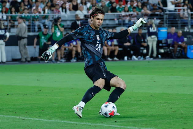 GLENDALE, AZ - OCTOBER 03: United States of America goalkeeper Diego Kochen (24) passes the ball during the International Friendly, Länderspiel, Nationalmannschaft soccer match between Mexico and the United States of America on October 3, 2026 at State Farm Stadium in Glendale, Arizona. (Photo by Kevin Abele Icon Sportswire) SOCCER: OCT 03 USA vs Mexico EDITORIAL USE ONLY Icon261003005
