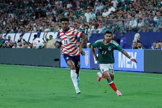 GLENDALE, AZ - OCTOBER 03: United States of America defender Alex Freeman (16)and Mexico midfielder Orbelin Pineda (17) chase the ball during the International Friendly, Länderspiel, Nationalmannschaft soccer match between Mexico and the United States of America on October 3, 2026 at State Farm Stadium in Glendale, Arizona. (Photo by Kevin Abele Icon Sportswire) SOCCER: OCT 03 USA vs Mexico EDITORIAL USE ONLY Icon261003011