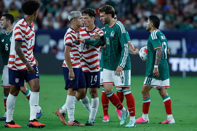 GLENDALE, AZ - OCTOBER 03: Mexico forward Santiago GimÃ nez (11) pushes United States of America Cavan Sullivan (8) after a play during the International Friendly, Länderspiel, Nationalmannschaft soccer match between Mexico and the United States of America on October 3, 2026 at State Farm Stadium in Glendale, Arizona. (Photo by Kevin Abele Icon Sportswire) SOCCER: OCT 03 USA vs Mexico EDITORIAL USE ONLY Icon261003016