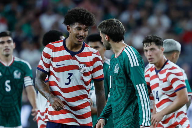 GLENDALE, AZ - OCTOBER 03: United States of America defender Chris Richards (3) talks with Mexico forward Santiago Gimà nez (11) after a play during the International Friendly, Länderspiel, Nationalmannschaft soccer match between Mexico and the United States of America on October 3, 2026 at State Farm Stadium in Glendale, Arizona. (Photo by Kevin Abele Icon Sportswire) SOCCER: OCT 03 USA vs Mexico EDITORIAL USE ONLY Icon261003017