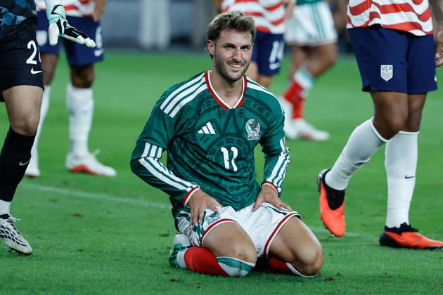 GLENDALE, AZ - OCTOBER 03: Mexico forward Santiago GimÃ nez (11) smiles after a missed shot during the International Friendly, Länderspiel, Nationalmannschaft soccer match between Mexico and the United States of America on October 3, 2026 at State Farm Stadium in Glendale, Arizona. (Photo by Kevin Abele Icon Sportswire) SOCCER: OCT 03 USA vs Mexico EDITORIAL USE ONLY Icon261003019