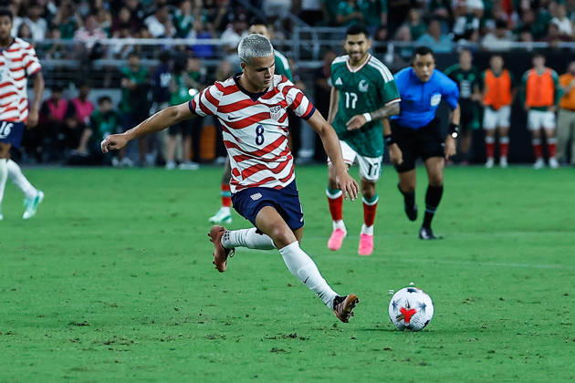 GLENDALE, AZ - OCTOBER 03: United States of America forward Cavan Sullivan (8) shoots the ball for his first international goal during the International Friendly, Länderspiel, Nationalmannschaft soccer match between Mexico and the United States of America on October 3, 2026 at State Farm Stadium in Glendale, Arizona. (Photo by Kevin Abele Icon Sportswire) SOCCER: OCT 03 USA vs Mexico EDITORIAL USE ONLY Icon261003026