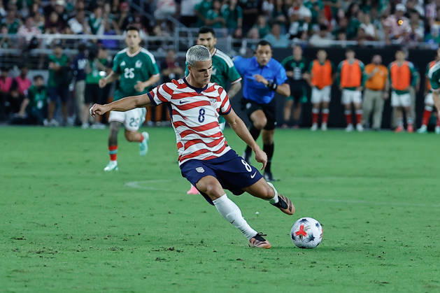 GLENDALE, AZ - OCTOBER 03: United States of America forward Cavan Sullivan (8) shoots the ball for his first international goal during the International Friendly, Länderspiel, Nationalmannschaft soccer match between Mexico and the United States of America on October 3, 2026 at State Farm Stadium in Glendale, Arizona. (Photo by Kevin Abele Icon Sportswire) SOCCER: OCT 03 USA vs Mexico EDITORIAL USE ONLY Icon261003027