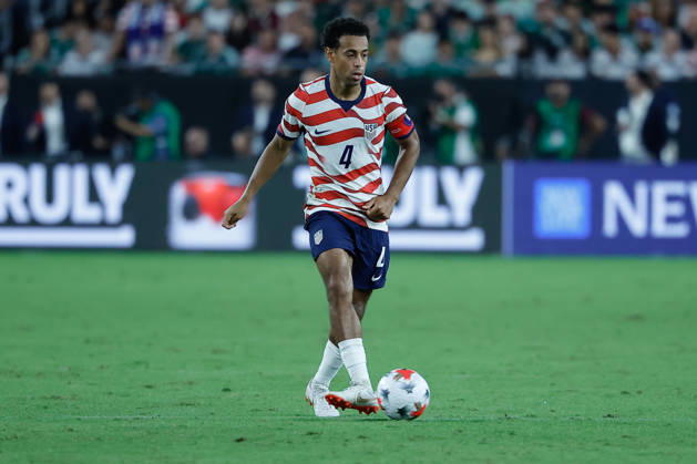 GLENDALE, AZ - OCTOBER 03: United States of America midfielder Tyler Adams (4) passes the ball during the International Friendly, Länderspiel, Nationalmannschaft soccer match between Mexico and the United States of America on October 3, 2026 at State Farm Stadium in Glendale, Arizona. (Photo by Kevin Abele Icon Sportswire) SOCCER: OCT 03 USA vs Mexico EDITORIAL USE ONLY Icon261003035