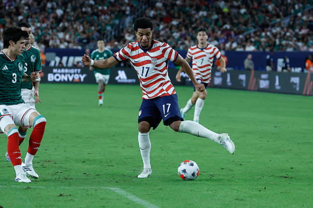 GLENDALE, AZ - OCTOBER 03: United States of America midfielder Malik Tillman (17) controls the ball during the International Friendly, Länderspiel, Nationalmannschaft soccer match between Mexico and the United States of America on October 3, 2026 at State Farm Stadium in Glendale, Arizona. (Photo by Kevin Abele Icon Sportswire) SOCCER: OCT 03 USA vs Mexico EDITORIAL USE ONLY Icon261003037