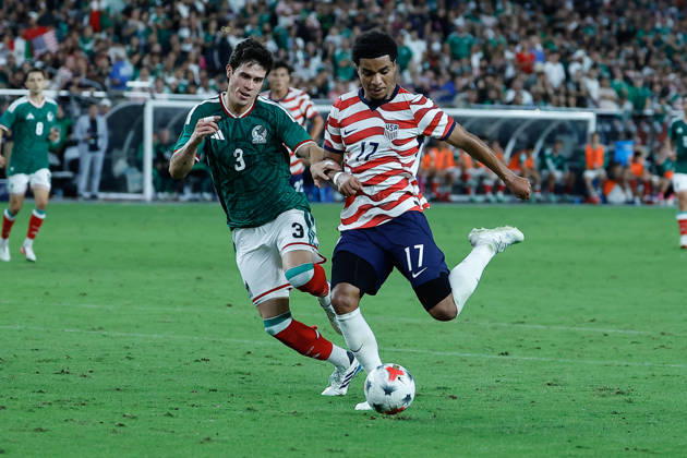 GLENDALE, AZ - OCTOBER 03: United States of America midfielder Malik Tillman (17) shoots and scores during the International Friendly, Länderspiel, Nationalmannschaft soccer match between Mexico and the United States of America on October 3, 2026 at State Farm Stadium in Glendale, Arizona. (Photo by Kevin Abele Icon Sportswire) SOCCER: OCT 03 USA vs Mexico EDITORIAL USE ONLY Icon261003040
