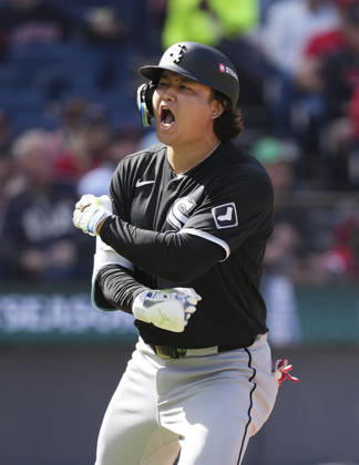 Baseball: Division Series between White Sox and Guardians Chicago White Sox first baseman Munetaka Murakami reacts after hitting a two-run home run in the fourth inning of Game 1 of the American League Division Series against the Cleveland Guardians at Progressive Field in Cleveland, Ohio, on Oct. 3, 2026.  A14AA0005629851P