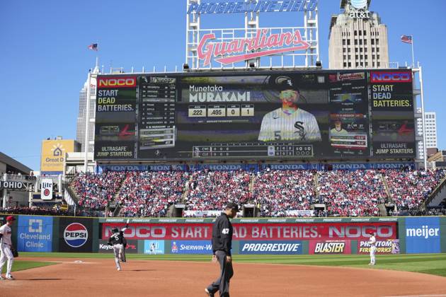 Baseball: Division Series between White Sox and Guardians Chicago White Sox first baseman Munetaka Murakami (2nd from L) rounds the bases after hitting a two-run home run in the fourth inning of Game 1 of the American League Division Series against the Cleveland Guardians at Progressive Field in Cleveland, Ohio, on Oct. 3, 2026.  A14AA0005629856P