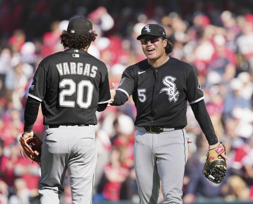 Baseball: Division Series between White Sox and Guardians Chicago White Sox first baseman Munetaka Murakami (R) celebrates with third baseman Miguel Vargas following the team s 3-0 victory over the Cleveland Guardians in Game 1 of the American League Division Series at Progressive Field in Cleveland, Ohio, on Oct. 3, 2026.  A14AA0005629870P
