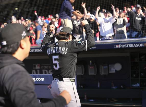Baseball: Division Series between White Sox and Guardians Chicago White Sox first baseman Munetaka Murakami (5) acknowledges the crowd following his team s 3-0 victory over the Cleveland Guardians in Game 1 of the American League Division Series at Progressive Field in Cleveland, Ohio, on Oct. 3, 2026.  A14AA0005629871P