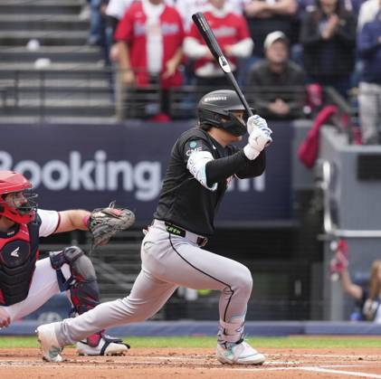 Baseball: Division Series between White Sox and Guardians Chicago White Sox first baseman Munetaka Murakami hits a single in the first inning of Game 1 of the American League Division Series against the Cleveland Guardians at Progressive Field in Cleveland, Ohio, on Oct. 3, 2026.  A14AA0005629943P
