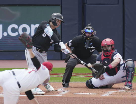 Baseball: Division Series between White Sox and Guardians Chicago White Sox first baseman Munetaka Murakami hits a single in the first inning of Game 1 of the American League Division Series against the Cleveland Guardians at Progressive Field in Cleveland, Ohio, on Oct. 3, 2026.  A14AA0005629944P