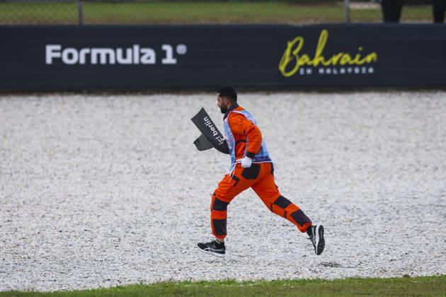 F1 - BAHRAIN GRAND PRIX IN MALAYSIA 2026 Marshall picking up some debris during the 2026 Formula 1 Bahrain Grand Prix in Malaysia, 16th round of the 2026 Formula One World Championship, WM, Weltmeisterschaft from October 2 to 4, 2026 on the Sepang International Circuit, in Sepang, Malaysia - SepangMalaysia  Copyright: xXavixBonillax