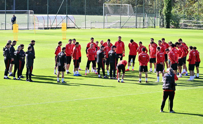 Turkish national team, Nationalteam trains in Liege ahead of Italy match LIEGE, BELGIUM - OCTOBER 04: Head coach Vincenzo Montella leads the Turkish National Football Team during their final training session at the SL16 Football Campus ahead of an upcoming match against Italy, in Liege, Belgium on October 04, 2026. Dursun Aydemir Anadolu Liege Belgium. Editorial use only. Please get in touch for any other usage. Copyright: x2026xAnadoluxDursunxAydemirx
