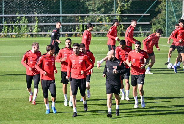 Turkish national team, Nationalteam trains in Liege ahead of Italy match LIEGE, BELGIUM - OCTOBER 04: Head coach Vincenzo Montella leads the Turkish National Football Team during their final training session at the SL16 Football Campus ahead of an upcoming match against Italy, in Liege, Belgium on October 04, 2026. Dursun Aydemir Anadolu Liege Belgium. Editorial use only. Please get in touch for any other usage. Copyright: x2026xAnadoluxDursunxAydemirx