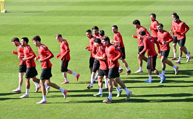 Turkish national team, Nationalteam trains in Liege ahead of Italy match LIEGE, BELGIUM - OCTOBER 04: Head coach Vincenzo Montella leads the Turkish National Football Team during their final training session at the SL16 Football Campus ahead of an upcoming match against Italy, in Liege, Belgium on October 04, 2026. Dursun Aydemir Anadolu Liege Belgium. Editorial use only. Please get in touch for any other usage. Copyright: x2026xAnadoluxDursunxAydemirx