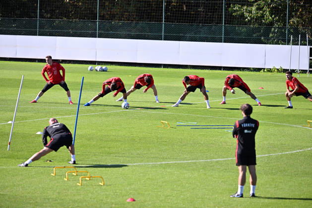 Turkish national team, Nationalteam trains in Liege ahead of Italy match LIEGE, BELGIUM - OCTOBER 04: Head coach Vincenzo Montella leads the Turkish National Football Team during their final training session at the SL16 Football Campus ahead of an upcoming match against Italy, in Liege, Belgium on October 04, 2026. Dursun Aydemir Anadolu Liege Belgium. Editorial use only. Please get in touch for any other usage. Copyright: x2026xAnadoluxDursunxAydemirx