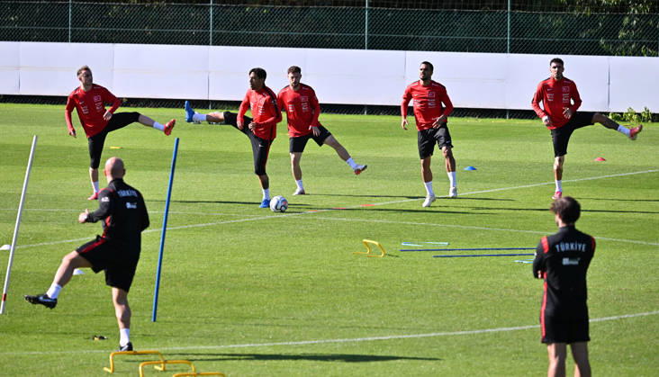 Turkish national team, Nationalteam trains in Liege ahead of Italy match LIEGE, BELGIUM - OCTOBER 04: Head coach Vincenzo Montella leads the Turkish National Football Team during their final training session at the SL16 Football Campus ahead of an upcoming match against Italy, in Liege, Belgium on October 04, 2026. Dursun Aydemir Anadolu Liege Belgium. Editorial use only. Please get in touch for any other usage. Copyright: x2026xAnadoluxDursunxAydemirx