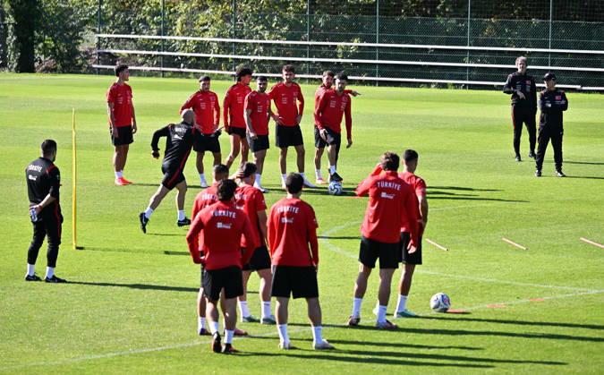 Turkish national team, Nationalteam trains in Liege ahead of Italy match LIEGE, BELGIUM - OCTOBER 04: Head coach Vincenzo Montella leads the Turkish National Football Team during their final training session at the SL16 Football Campus ahead of an upcoming match against Italy, in Liege, Belgium on October 04, 2026. Dursun Aydemir Anadolu Liege Belgium. Editorial use only. Please get in touch for any other usage. Copyright: x2026xAnadoluxDursunxAydemirx