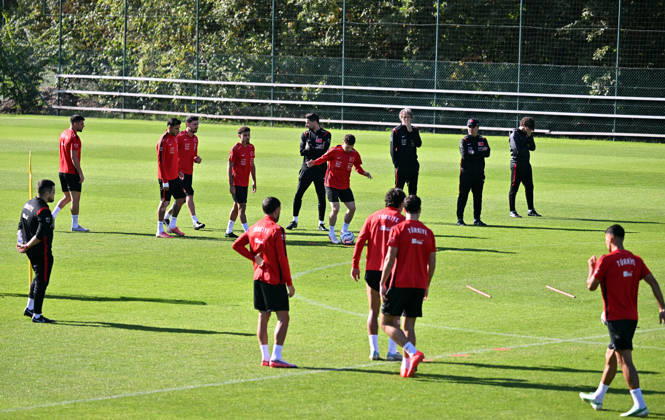 Turkish national team, Nationalteam trains in Liege ahead of Italy match LIEGE, BELGIUM - OCTOBER 04: Head coach Vincenzo Montella leads the Turkish National Football Team during their final training session at the SL16 Football Campus ahead of an upcoming match against Italy, in Liege, Belgium on October 04, 2026. Dursun Aydemir Anadolu Liege Belgium. Editorial use only. Please get in touch for any other usage. Copyright: x2026xAnadoluxDursunxAydemirx