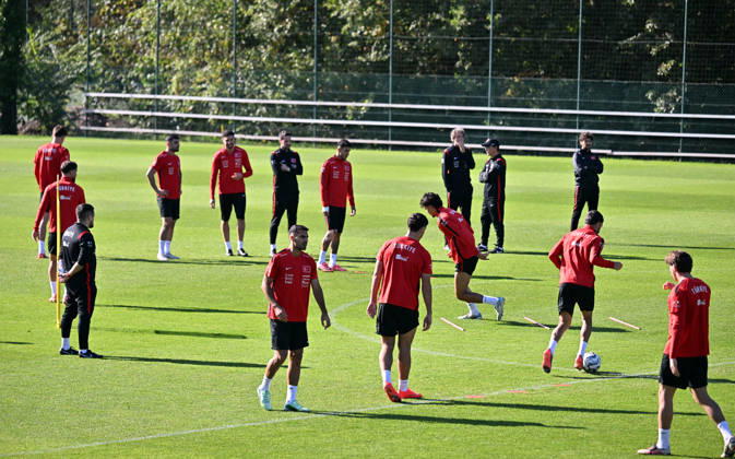 Turkish national team, Nationalteam trains in Liege ahead of Italy match LIEGE, BELGIUM - OCTOBER 04: Head coach Vincenzo Montella leads the Turkish National Football Team during their final training session at the SL16 Football Campus ahead of an upcoming match against Italy, in Liege, Belgium on October 04, 2026. Dursun Aydemir Anadolu Liege Belgium. Editorial use only. Please get in touch for any other usage. Copyright: x2026xAnadoluxDursunxAydemirx
