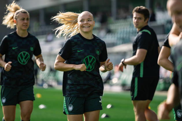 Soccer I Women s I 2026–2027 Season I Bundesliga I VfL Wolfsburg vs. Hamburger SV I October 4, 2026 Anny Kerim Lindland 38, VfL Wolfsburg, smiles and warms up at the AOK Stadium in Wolfsburg, Lower Saxony, Germany Copyright: xLobeca CedricxSiefkerx