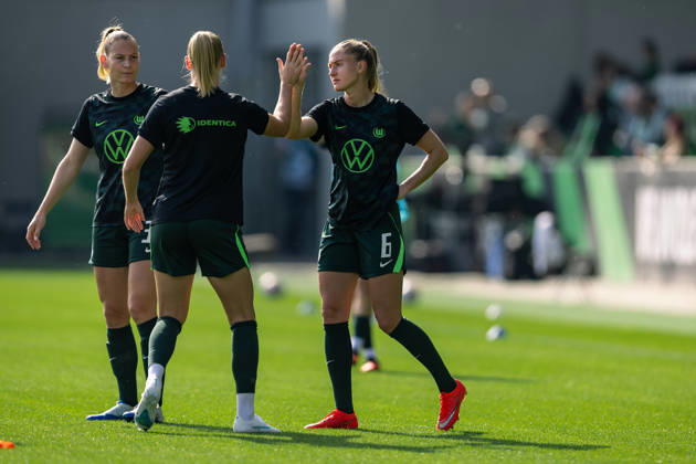 Soccer I Women s I 2026–2027 Season I Bundesliga I VfL Wolfsburg vs. Hamburger SV I October 4, 2026 Janina Minge 6, VfL Wolfsburg high-fives Ella Peddemor 5, VfL Wolfsburg warming up at the AOK Stadium in Wolfsburg, Lower Saxony, Germany Copyright: xLobeca CedricxSiefkerx