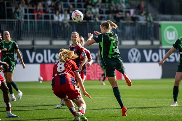 Soccer I Women s I 2026–2027 Season I Bundesliga I VfL Wolfsburg vs. Hamburger SV I October 4, 2026 Janina Minge 6, VfL Wolfsburg scores with a header off a corner kick Action, Dynamism, Wolfsburg, AOK Stadium, Lower Saxony, Germany Copyright: xLobeca CedricxSiefkerx