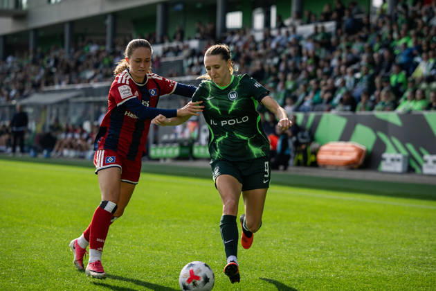 Soccer I Women s I 2026–2027 Season I Bundesliga I VfL Wolfsburg vs. Hamburger SV I October 4, 2026: Camilla Linberg (7), Hamburger SV, and Lara Prasnikar (9), VfL Wolfsburg, in a tackle at the Wolfsburg AOK Stadium in Lower Saxony, Germany Copyright: xLobeca CedricxSiefkerx